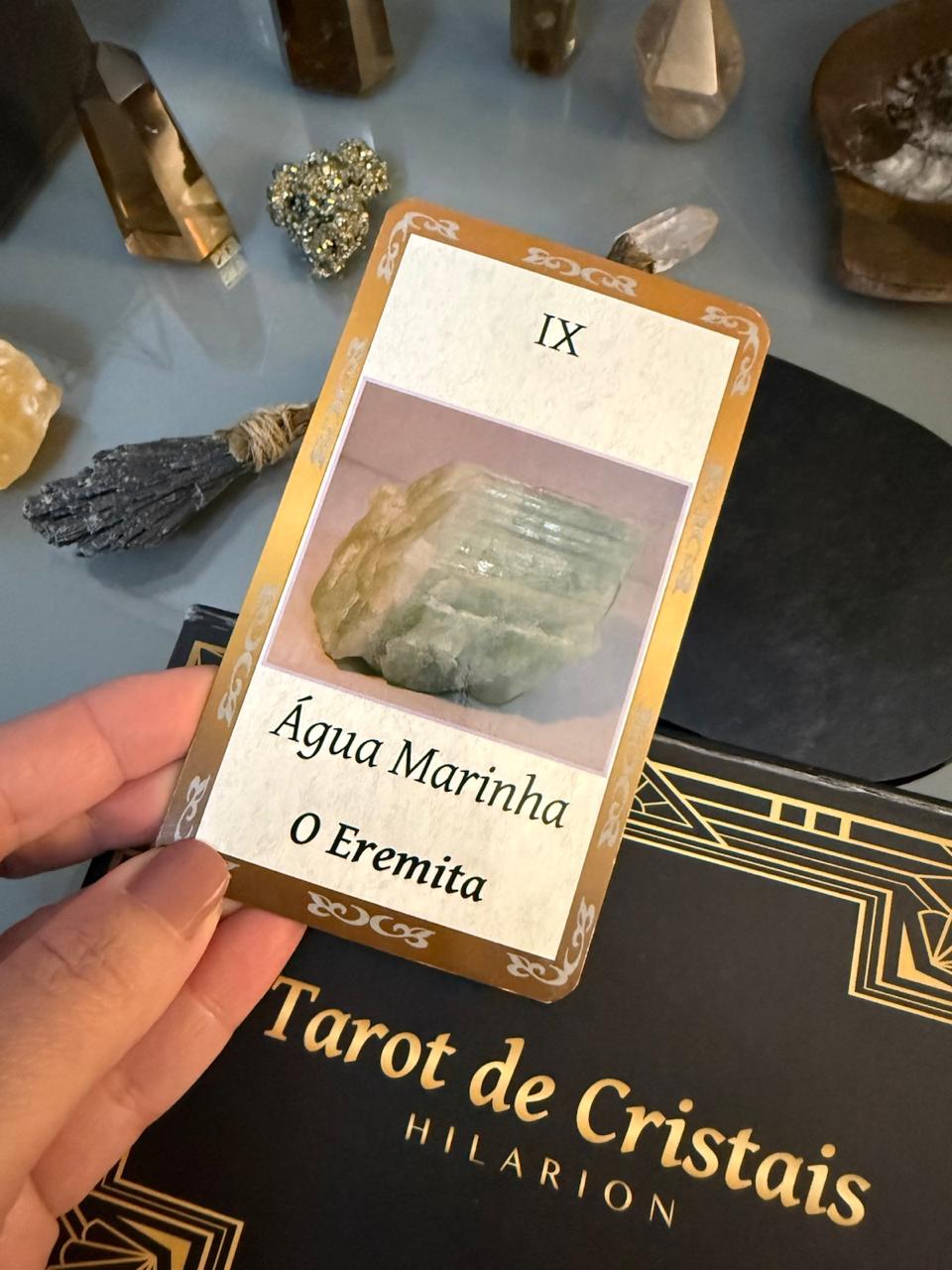 Carta IX — O Eremita, com o mineral Água Marinha