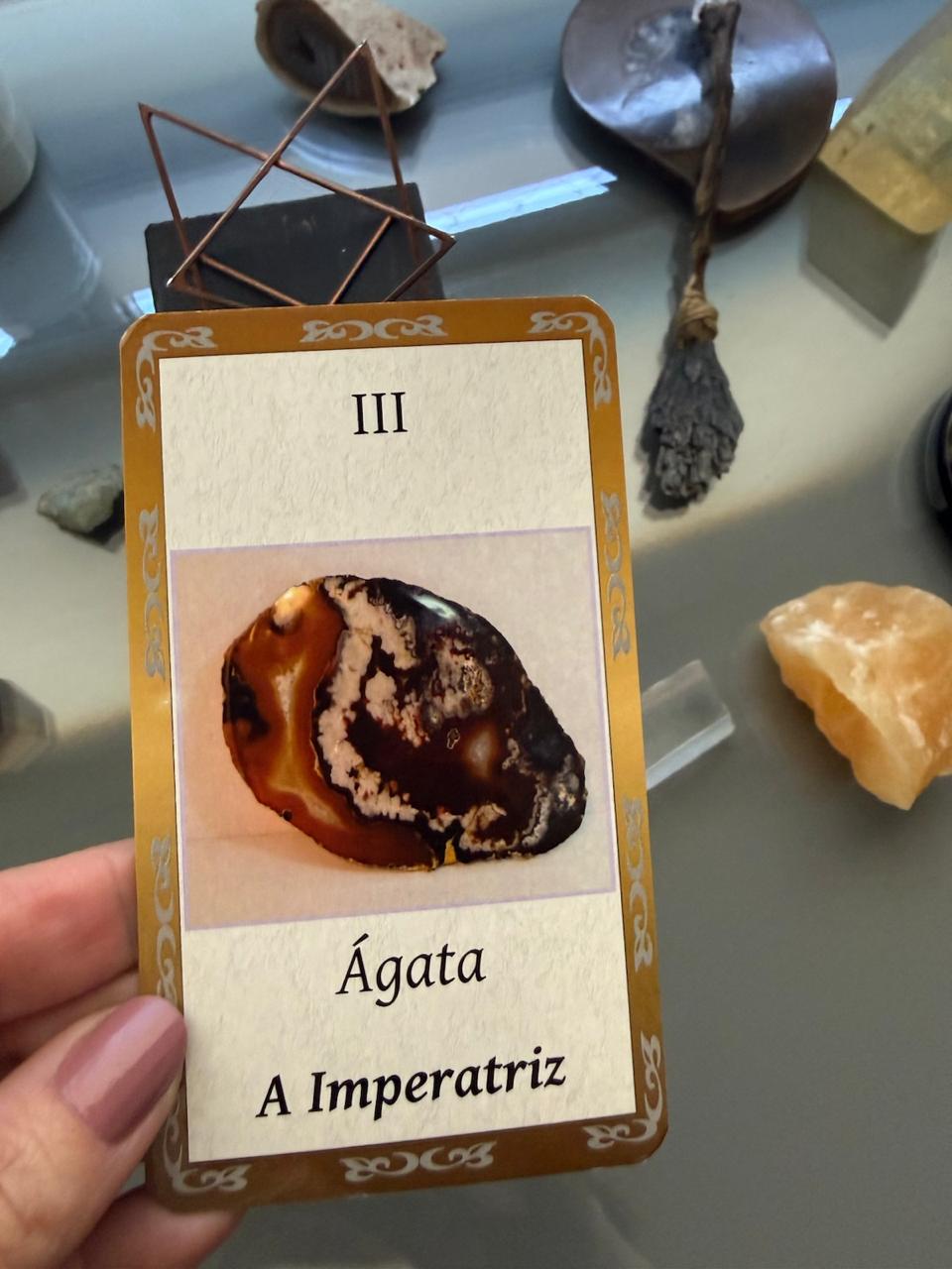 Carta III — A Imperatriz, com o mineral Ágata